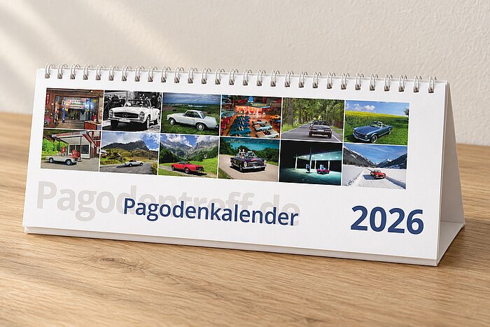 Tischkalender 2026 mit weißer Spiralbindung auf einer hellen Holzfläche