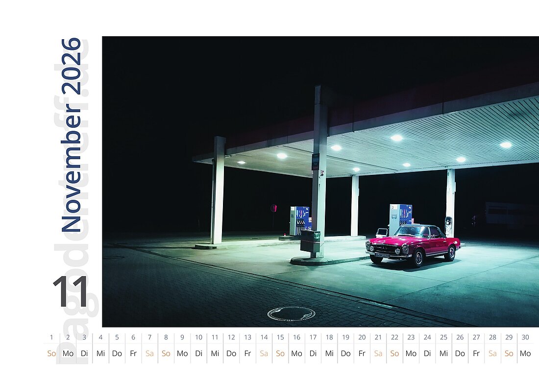November des Wandkalenders 2026: Rote Pagode an einer beleuchteten Tankstelle bei Nacht.