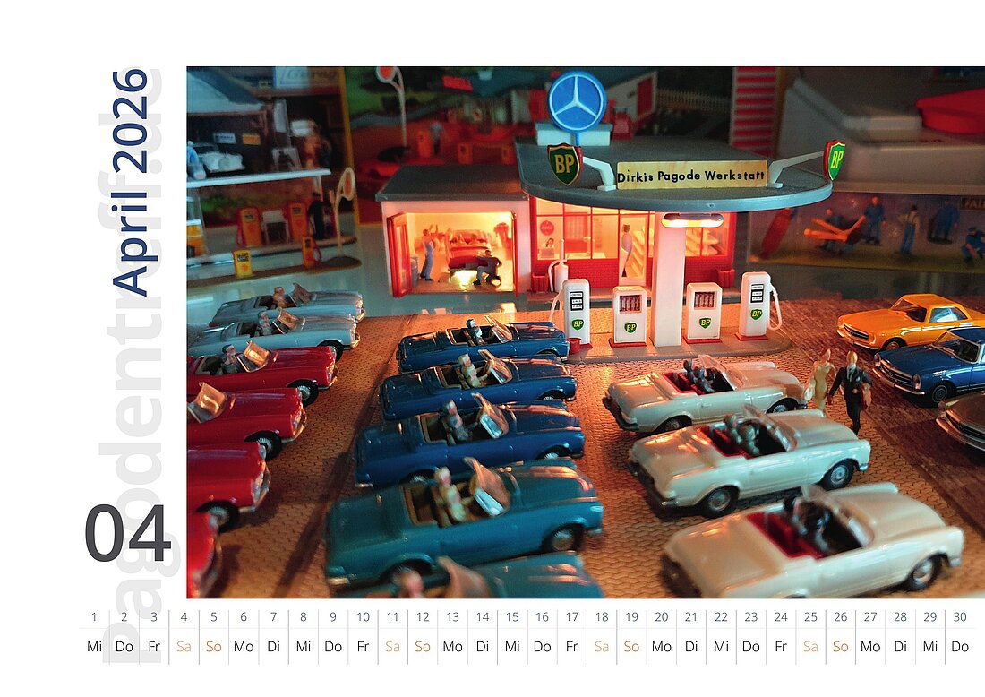 April des Wandkalenders 2026: Miniatur-Tankstelle mit Modellautos.